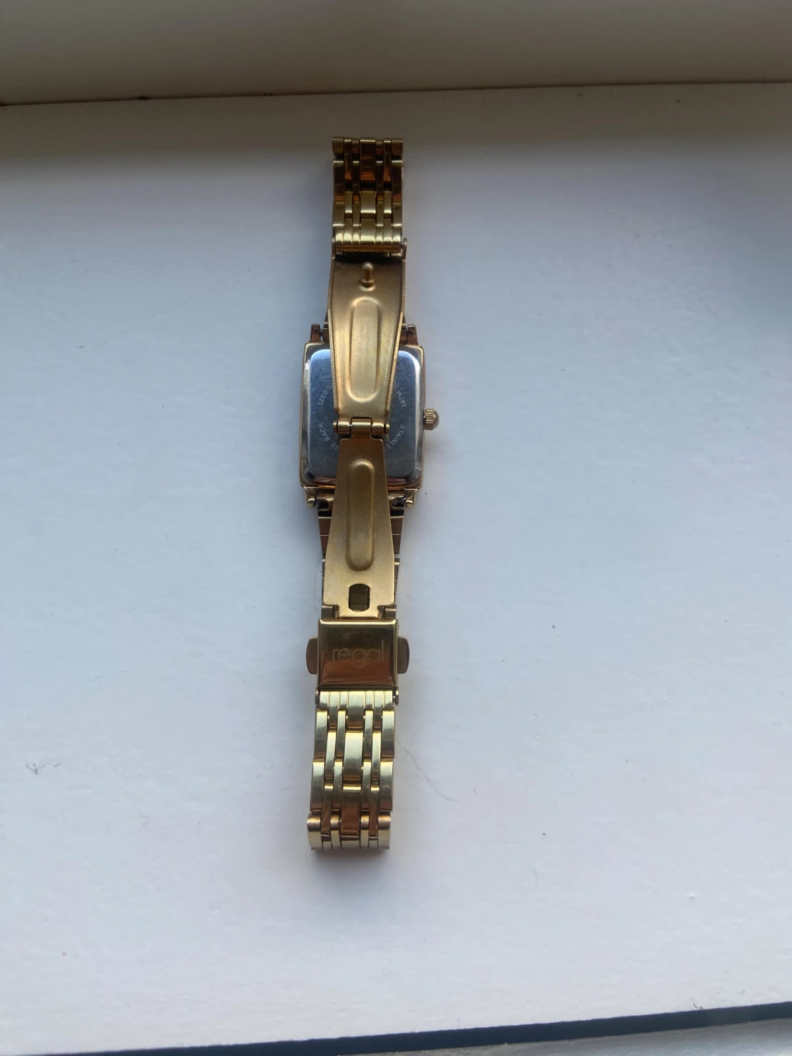 Guldfärgad fyrkantig klocka från Regal - 2