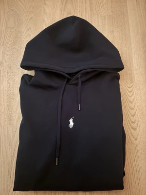 Ralph Lauren hoodie - En riktigt fet raffe hoodie i marin blå || Storlek xs || mycket fint skick 8,5/10 || Kvitto finns! Hör av er vid intresse! 