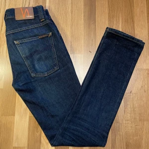 Nudie Grim Tim  - Säljer dessa sjukt feta jeans från Nudie | Storlek: W28 L32 | Riktigt bra skick, inga defekter eller fläckar | Nypris: 1700kr | Kom PM för fler frågor📩