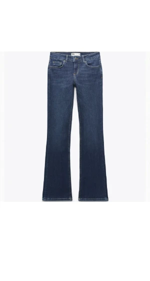 Blå lågmidjade bootcut jeans från Zara - Snygga mörkblå bootcut jeans från Zara med låg midja. Från gammal kollektion. Storlek 34. 