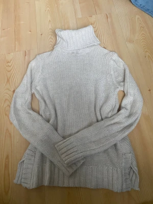 Vit polotröja stickad  - Är från H&M och har inte använts mycket. Passar perfekt till höst/vintern.