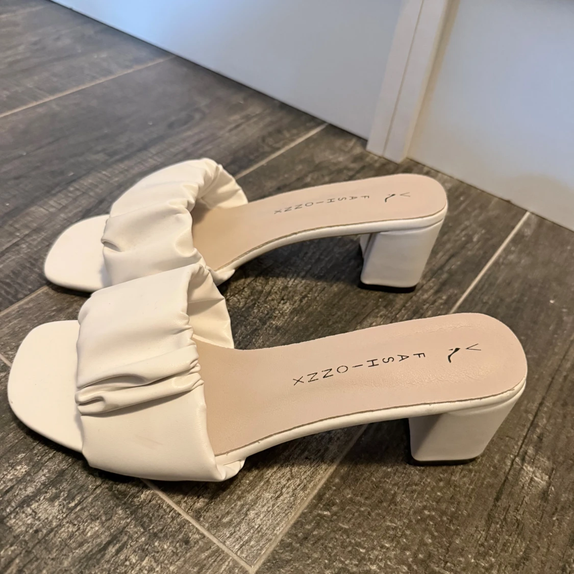 Vita sandaler med klack  - 1