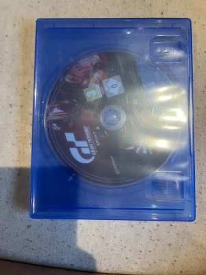Gran Turismo Sport PS4 - Gran Turismo Sport till PlayStation 4. Skivan och fodralet är i gott skick med endast mindre ytliga repor på plasten. Perfekt för racingfans som vill uppleva realistisk bilkörning. Ingen manual medföljer, endast skiva och originalfodral.