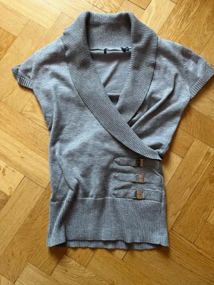 Kortärmad urringad unik tröja i grå - Unik vintage topp i grå, står storlek M men skulle mer säga xs-s. 