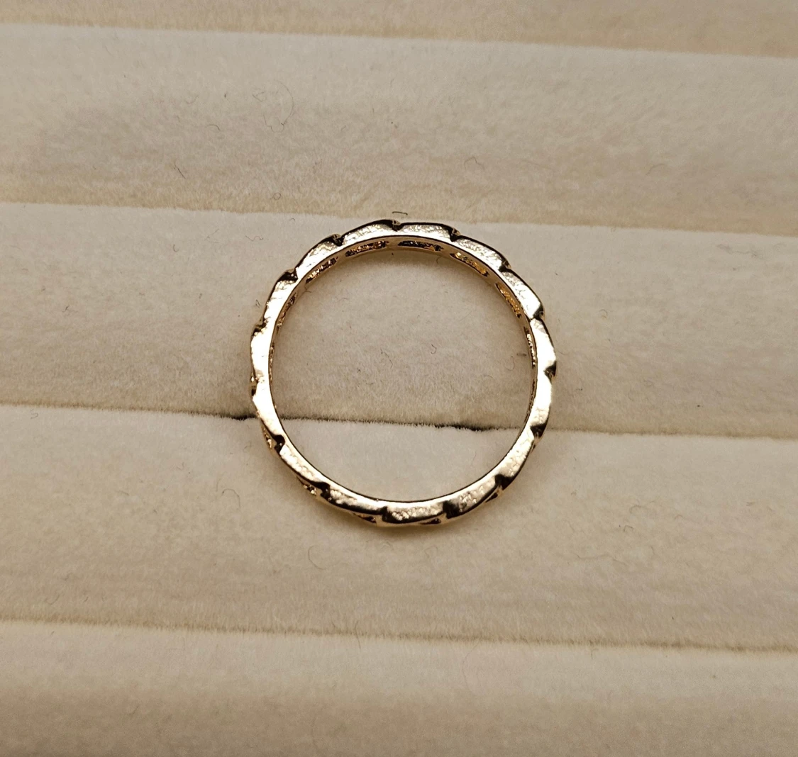 Guldfärgad kedjering i minimalistisk stil✨️ - 1