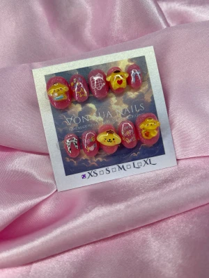Pink Pompompurin (XS);ExtraShortOval  - Handgjorda press on-naglar i rosa glitter med söta 3D Pompompurin-motiv, stjärnor, hjärtan och text som 'Love you' och 'Puppy Party'. Naglarna har en extra kort oval form och detaljer i gult, vitt och svart. Perfekt för dig som älskar kawaii och unika naglar.XS: 14 mm, 11 mm, 11,5 mm, 10 mm, 8 mm 
