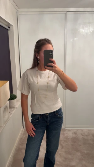 Vit topp från Carin Wester - Vit/beige topp från Carin Wester! Så så fin!🩷perfekt om man vill ha en lite snyggare t-shirt!