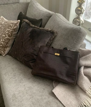 Snygg vintage väska i äkta läder, made in Italy. - Väskan har visst slitage på banden samt mindre märken på några av kanterna, men är i övrigt väl bevarad och i fint skick. Alla funktioner som dragkedjor och spännen fungerar som de ska. 