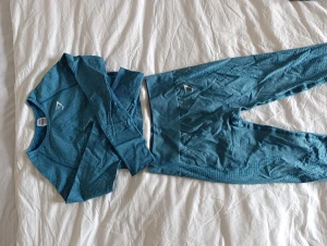 Ljusblått set från Gymshark - Ljusblått set från Gymshark. Byxorna i strl M och tröjan i strl L.