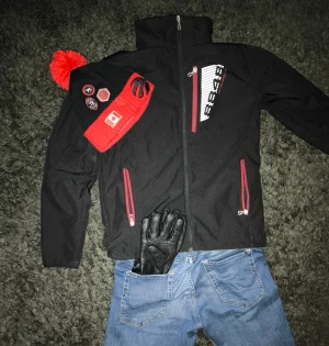 Svart vindjacka 8848 Altitude  - Svart vindjacka från 8848 Riktig schysst jacka som väldigt enkelt kan stylas i samband med annat för en snygg outfit. Höga kragen på jackan gör den riktigt unik. Jackan är i princip oanvänd och har inga defekter!