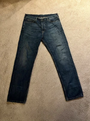 Carharrt jeans  - Tjena. Säljer ett par blå carharrt jeans. De har används riktigt snålt så de e i väldigt bra skick. Bara fråga om de e några funderingar🤗