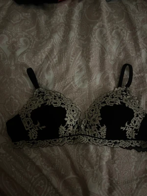 Intimissimi  - Svart intimissimi pretty flowers bh 75B 🖤