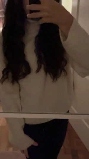 Beige ribbad polotröja från H&M - Säljer en beige ribbad polotröja från H&M i storlek XS. Tröjan har en hög och bred polokrage, långärmade ärmar och är stickad i mjukt material. 