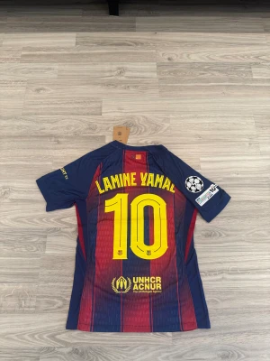 FC Barcelona 25/26 Lamine Yamal #10 UCL - FC Barcelona 25/26 Lamine Yamal 10 UCL, Storlek S, Helt ny och aldrig använd 