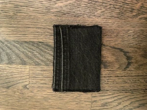 Korthållare tillverkad av återvunna jeans - Vi på ReCase UF tillverkar korthållare tillverkade av gamla jeans. Vi ser så klart till så att kvaliteten på jeansen är bra och tåliga. Hör av er om ni har frågor💙💙Obs! Priset är ej prutningsbart och ni står själva för frakt!