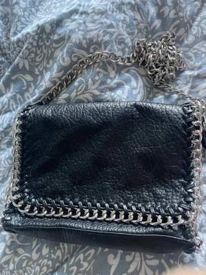 Supersnygg Tiamo väska - Supersnygg tiamo väska i nästan nytt skick, säljer då den inte kommer till användning, den är mellanstorleken ❣️