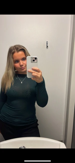 Intimissmi kashmir tröja - Säljer denna fina gröna kashmirtröja från intimissmi. Som man kan se är det lite små slitningar då det är en väldigt ömtålig tröja som lätt får lite maskar men som bara går att klippa bort. Men den är max använd 10 gånger🩷💕✨