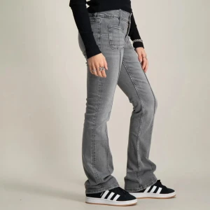 Bootcut lowwaisted jeans - Snygga gråa jeans från Gina Tricot i storlek 158, dvs ca XS-S💕💕 Passar för vilken outfit som helst, (sjukt snygga till sthlmstil), och perfekta till våren💓 Dom har blivit sydda där bak men det syns knappast!💞