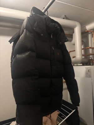 Svart dunjacka från Polo Ralph Lauren - Säljer min polo ralph lauren jacka då jag känner att jag e sugen på något nytt, det är en bra omhändetagen jacka där allt e utmärkt förutom en liten fläck på vänstra bröstet (inget som märks förutom om du kollar skit nogrant) skön jacka som jag skulle säga är stor i storleken det är en S men passar m perfekt. 2400 eller bud som gäller hör av er vid minsta fundering