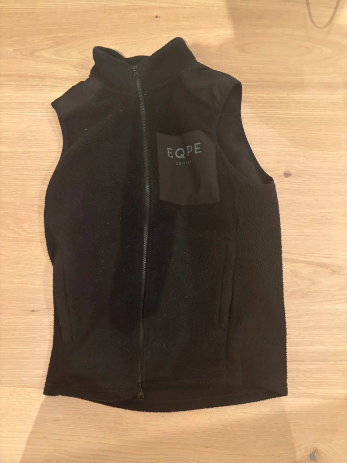 Svart fleeceväst från EQPE