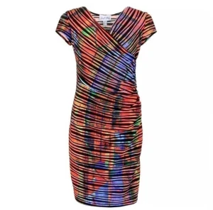 Färgstark randig kortklänning   - Figurnära klänning i flera färger som slutar strax under knäna. Har knappt använts och är i mycket bra skick!