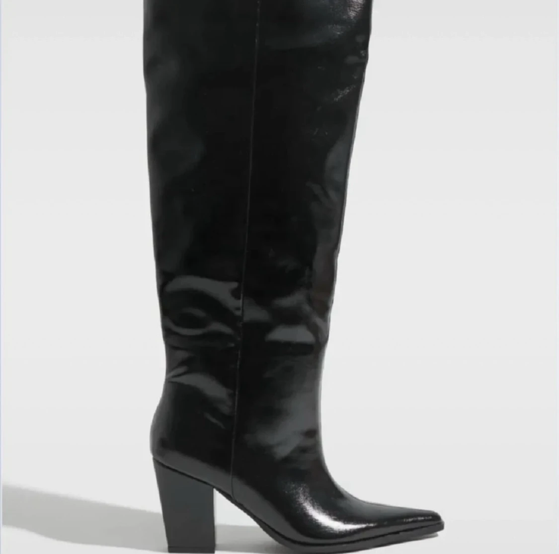 Svarta höga stövlar med klack