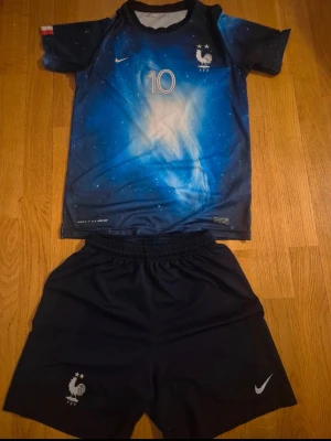 Kylian Mbappé set Frankrike galaxy, strl 158 - Säljer helt ny Mbappé set nya tvättad och väldigt bra kvalitet! Strl 158