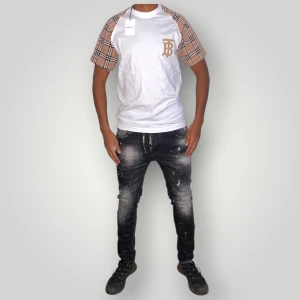 Burberry tshirt strl S vit  - Helt ny. Fin replika med grym kvalitet. Modellen är 175cm lång och bär storlek S på bilderna. Normal i passformen. Pris: 999kr. Först till kvarn som gäller.