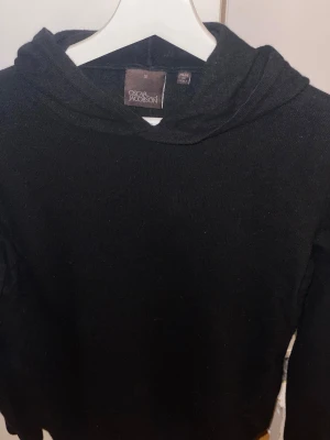 Svart Kashmir Oscar Jacobson - Svart Kashmir hoodie från Oscar Jacobson. Möjligen något urtvättad (i storleken) så den är lite lite mindre möjligen. Men passar väl typ runt den 165-175.