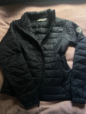 Svart pufferjacka från Tuxer - Svart pufferjacka i bra skick 