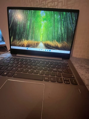 Lenovo laptop - Säljer min Lenovo IdeaPad S540-14API i fint skick. Datorn är snabb, tyst och perfekt för studier, surf, media och lättare spel. Batteriet håller bra och allt fungerar som det ska. Nyligen återställd till fabriksinställningar och klar för ny användare.  Specifikationer  • Modell: Lenovo IdeaPad S540-14API  • Produktnummer: 81NH007QMX  • Processor: AMD Ryzen 5 3500U  • Grafik: AMD Radeon Vega 8  • RAM: 8 GB DDR4  • Lagring: NVMe SSD (256–512 GB beroende på din modell – kan uppdateras i annonsen)  