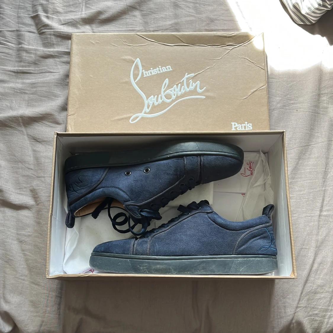 Mörkblå mocka sneakers från Louboutin