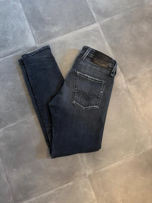 Replay jeans ( Anbass Aged 05 Year)  - Säljer dessa Replay jeans i mycket bra skick, skick = 9/10, storlek = 27/30, mitt pris = 1299, modellen är 170, 60kg, mått A: 37 cm B: 97 cm, hör av er vid frågor eller funderingar 🤩🙌