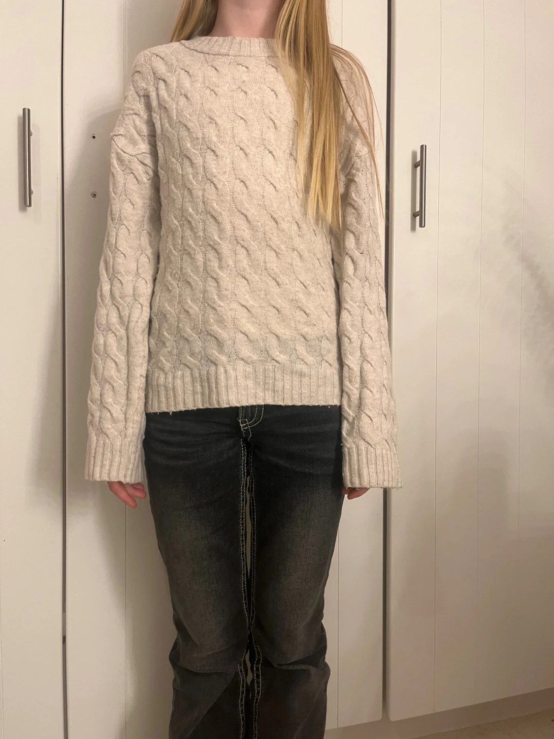 Beige kabelstickad tröja - 3