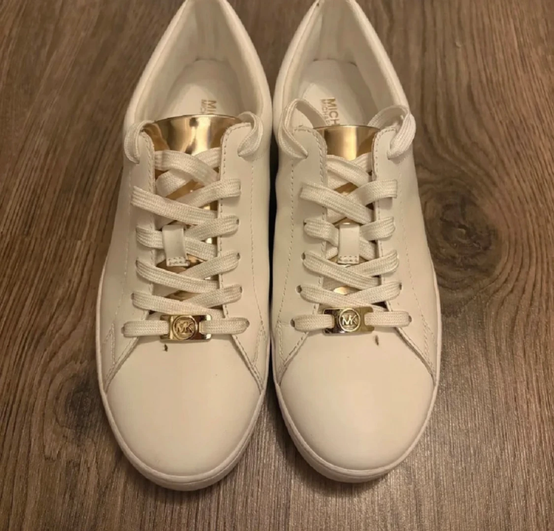 Vita sneakers från Michael Kors