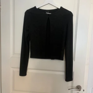 Mörkgrå kofta  - Mörkgrå kofta med en knapp som man kan knäppa upp till, ganska tunn i materialet 🤍 använd max 2 gånger så den är i nyskick. Köpt på gina tricot för ca 1,5 år sen. Perfekt att slänga på en kortärmad topp eller linne 🙌 nypris ca 349 kr 