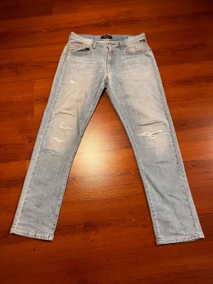 Replay ljusblå jeans med slitningar - Nästan helt oandvända replay jeans. Storlek 158 cm, men passar 165- 175cm bättre! Kontakta vid fler frågor.