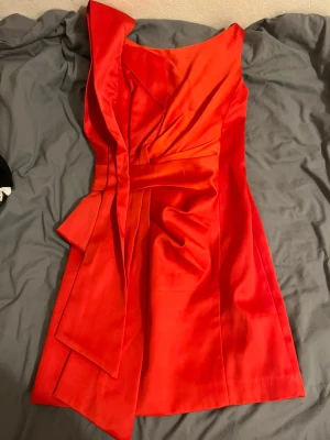 Röd klänning  - Säljer denna fina röda klänningen. Passar perfekt till julen eller något annat fint tillfälle! 
