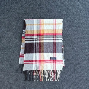 Burberry scarf - Burberry-scarf som är 100% äkta. Mindre defekter kan förekomma enligt bild men inget märkvärdigt då de är vintage. Snabb leverans och trygg handel då vi har 7 års erfarenhet i branschen. Vid frågor eller bud, skicka gärna ett meddelande. 1013