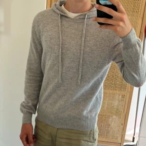 Kashmir hoodie - Skönaste kashmir hoodien någonsin, som är i 100% kashmir. Storlek S och sitter också som S. Kille i bild är 183 cm lång, men notera att den sitter lite kort (bästa längd är 170-180 cm). Finns ett hål på varje armbåge men annars bra skick. Från märket rovoir.