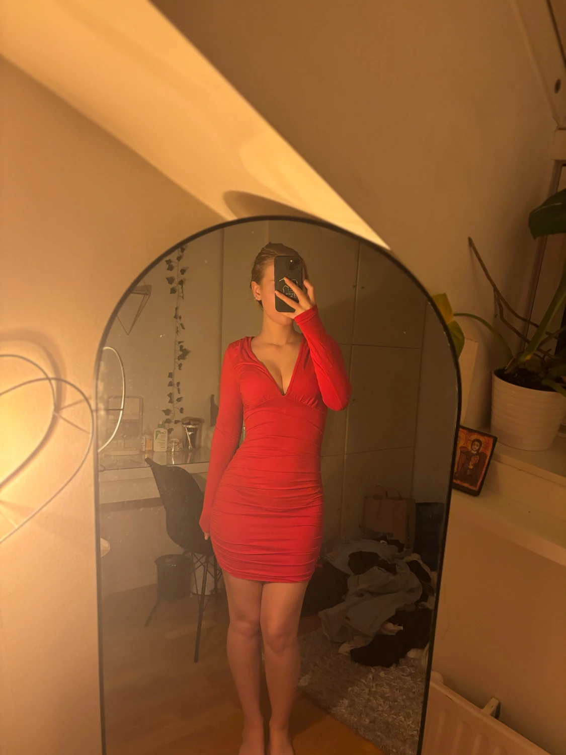 Röd tight kortklänning med v-ringning - 1