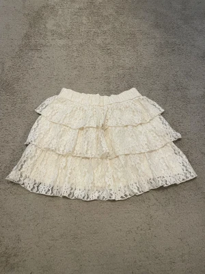 Vit spets kjol - Snygg vit spets kjol. Resårband längst upp. Längd 37, midjemått 30. Inga skador. 💕