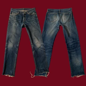  Jeans med sjuka fades - Sjukt snygga jeans från arket som har fått galna fades. Regular fit. Storlek 30. 18,5 benslut, 75 innersöm , 41 midja, 102 yttersöm. Proffesionellt lagade i grenen