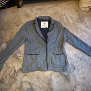 Grå kofta från Bondelid - Väldigt fint skick och en perfekt kofta att ha vid finare tillfällen. Tveka inte på att ställa frågor. 