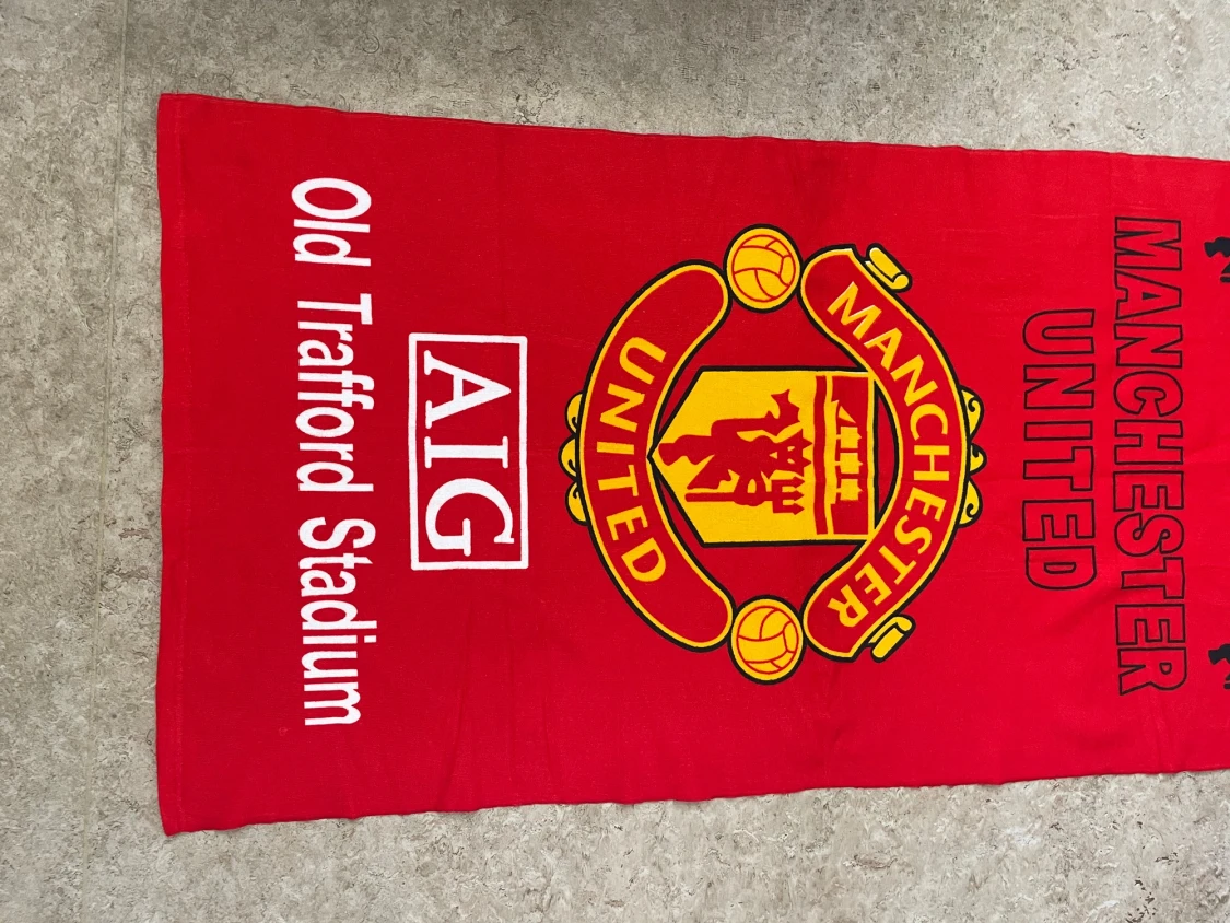 Manchester United röd halsduk Old Trafford - 1
