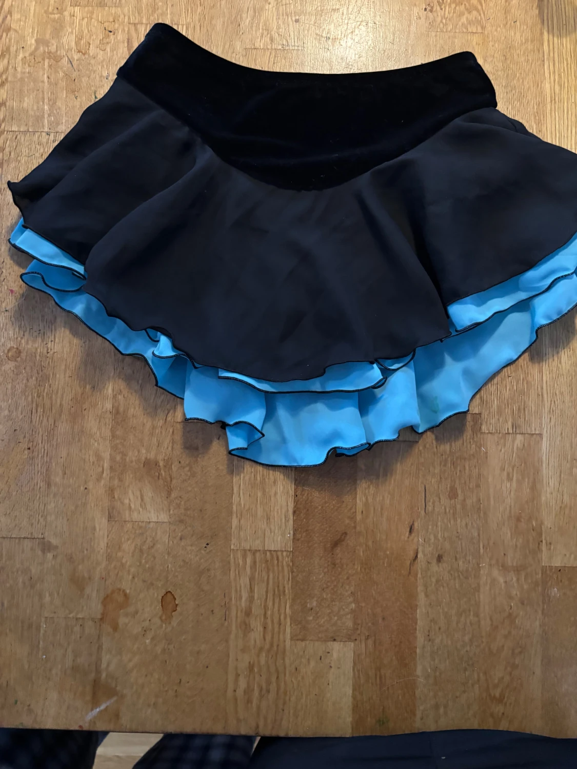 Svart, blå konståkningstjol  - 1