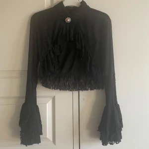 Gothic bolero från burleska - Fin bolero från burleska, perfekt för en goth outfit eller en utklädnad! Den är i ok skick, bara vanligt slitage från användning men inga hål eller skador. 