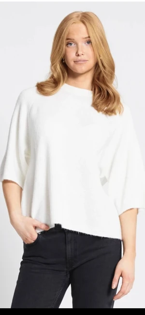 Vit oversized stickad tröja - Säljer en vit oversized stickad tröja med trekvartsärmar och rund hals. Tröjan har en avslappnad passform och är perfekt att slänga på sig för en chill look. Enkel och stilren design som är lätt att matcha med jeans eller kjol.