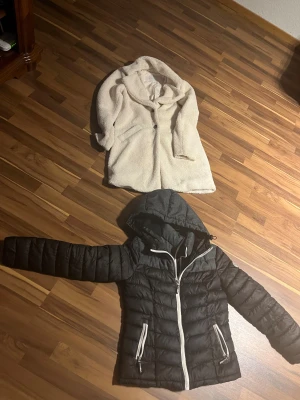 Vit teddyrock från VILA - Säljer en fluffig och mysig vit teddyrock från VILA med bred krage och två fickor framtill. Jackan har en knappstängning och är helfodrad, perfekt för dig som gillar stilren och chill vibe. Jackan är FB systrar och både är i storlek S 