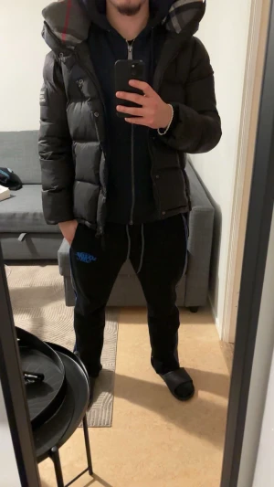 Burberry vinterjacka / väst – 2-i-1 - Snygg och praktisk Burberry vinterjacka som kan användas både som jacka och väst tack vare de avtagbara ärmarna. Perfekt för dig som vill ha ett plagg som funkar i flera olika väder. Jackan är smidig, lätt att röra sig i och ger bra värme utan att kännas klumpig. 